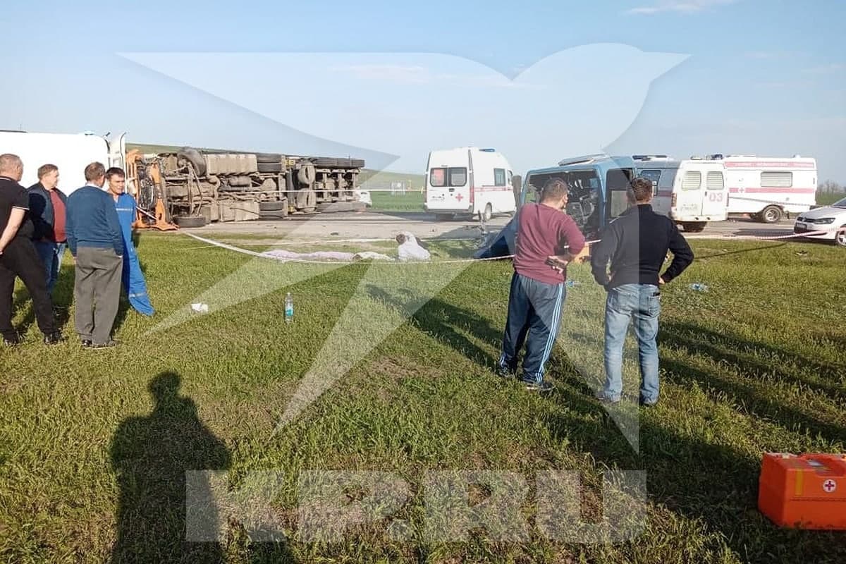 Фура упала на автобус с детьми. Фото предоставлено очевидцами