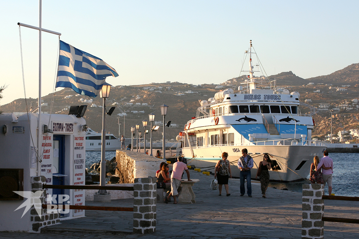 Можно путешествовать с острова на остров, что очень популярно в Греции, - на паромах или яхтах.