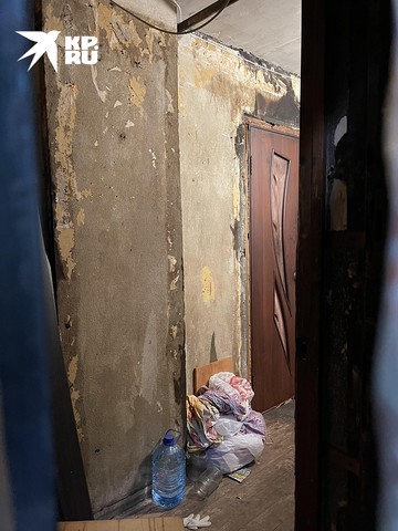 Вывезенныого из дома пенсионера накачивались водкой в настоящем бомжатнике