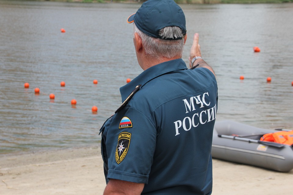 Ежедневно на трех пляжах с 10.00 до 20.00 дежурят спасатели. Фото: пресс-служба МЧС России по Ростовской области.