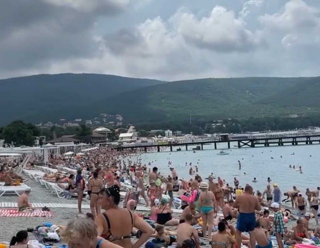 Зато соседняя Кабардинка, которую не тронул шторм, полна