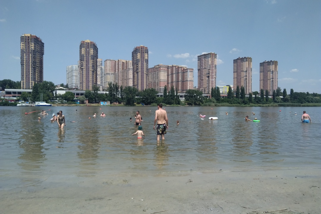 С зеленого острова вид открывается на новостройки. Фото: КАКАСЬЕВА Александра