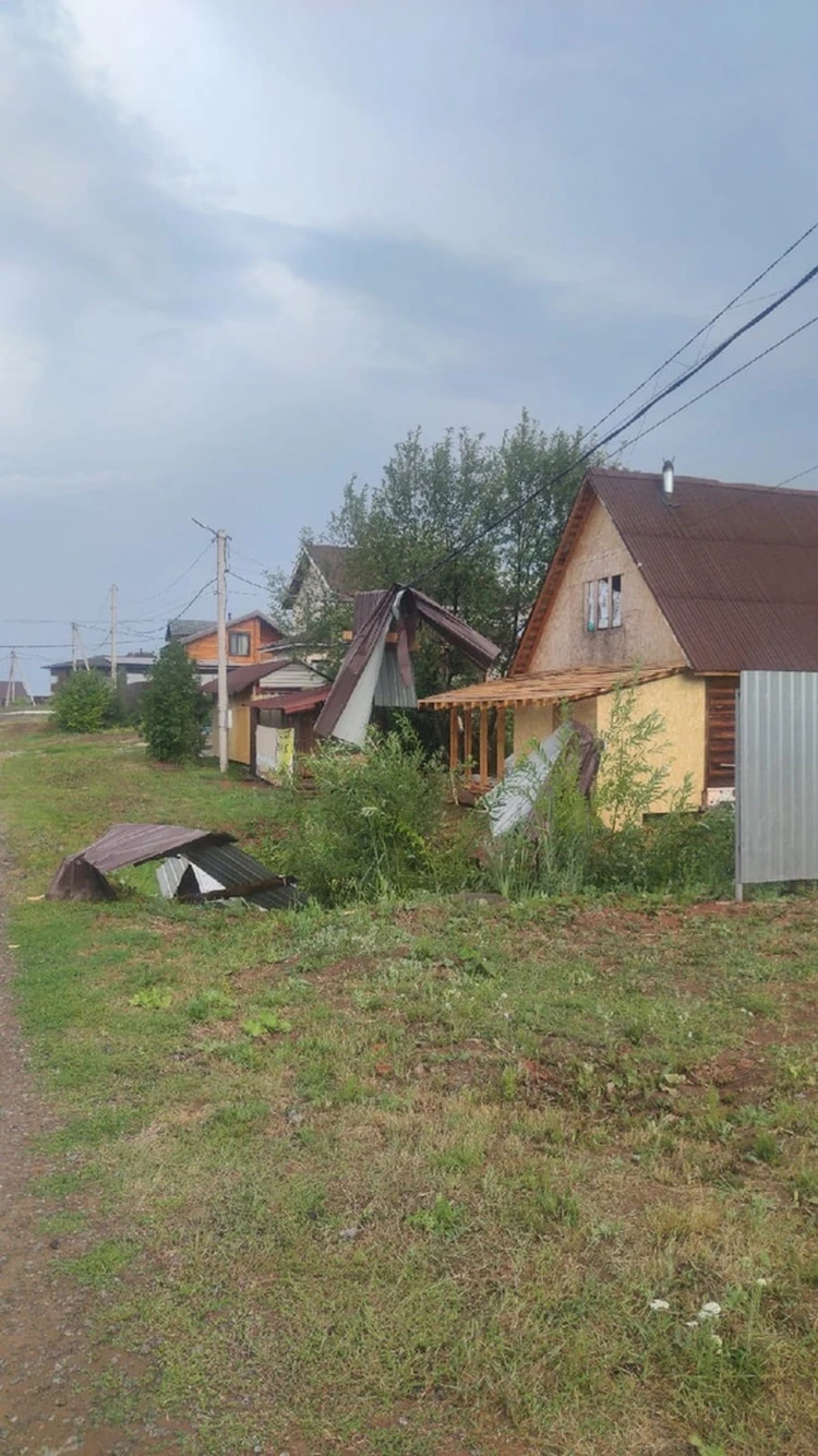 Снесенные крыши и затопленные улицы: 9 фото с последствиями урагана в  Удмуртии - KP.RU