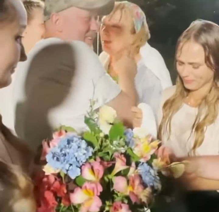 Когда режисер объявил об окончании съемок, плакали все, кто был на площадке. Фото: стоп-кадр видео. Источник: соцсети