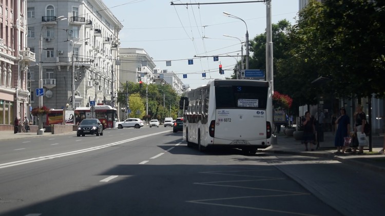 А еще на дороге приходится "играть" в догонялки с автобусами маршрутов-конкурентов