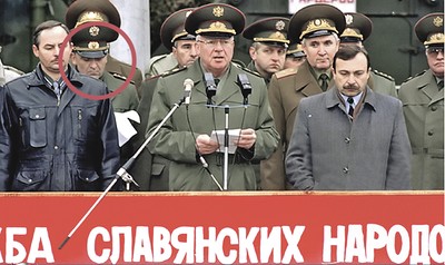 Минобороны БелоруссииИсторический момент, 1996 год. Министр обороны России Игорь Родионов (у микрофонов) читает речь на церемонии по поводу вывода из Белоруссии войск РВСН. А наш спецкор, автор этого текста Виктор Баранец (в красном круге).