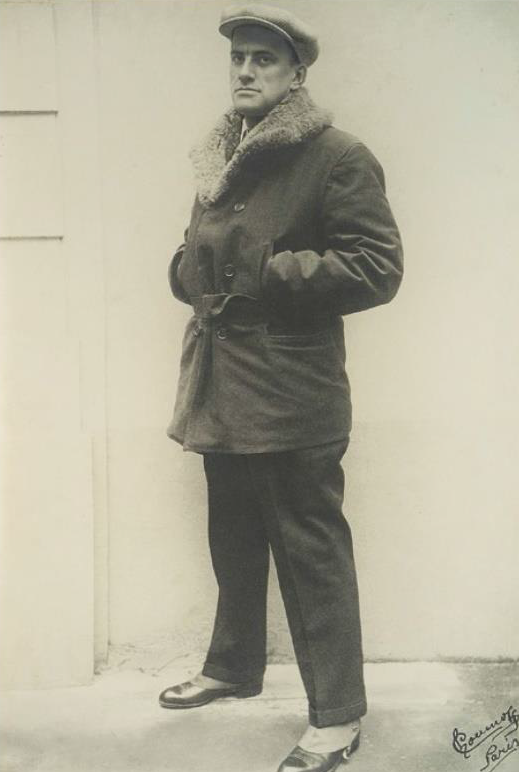 Владимир Маяковский в 1925-м был в Париже (тут он на фото Петра Шумова). А однажды, возвращаясь в СССР из-за границы, посвятил Негорелому стихи.