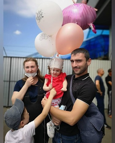 Арнелла Персаева с родителями. Ида Галич участвовала в спасении ребенка