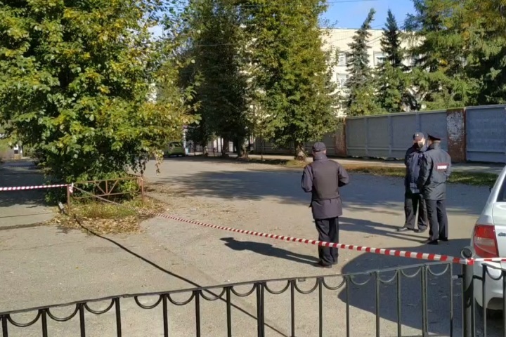 На территорию кампуса сейчас не пускают, там работают следователи.