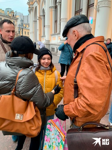 В поездке актера сопровождала его концертный директор Елена Переслени и друг семьи Владимир Лобарев.