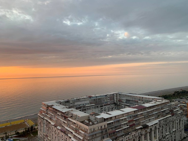 В хорошую погоду можно наблюдать потрясающие закаты над морем. Фото: личный архив героев