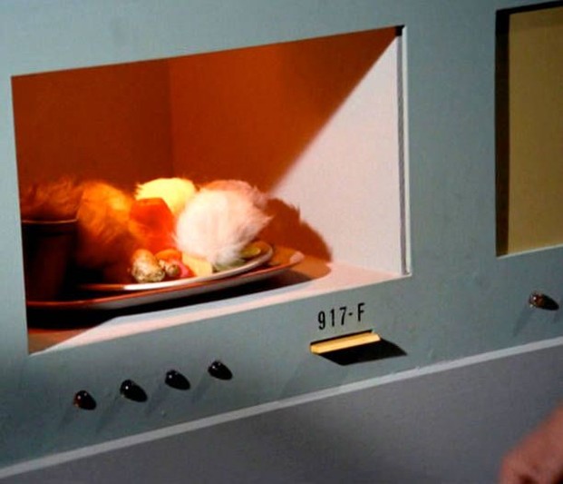 В культовом сериале устройство по печати еды называлось репликатором.