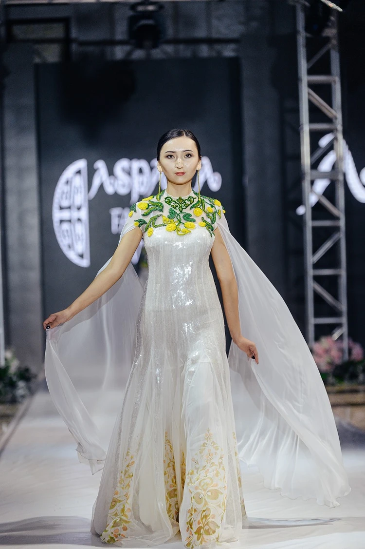 Әйелдерді жетілген әйелдермен үйдегі ебля