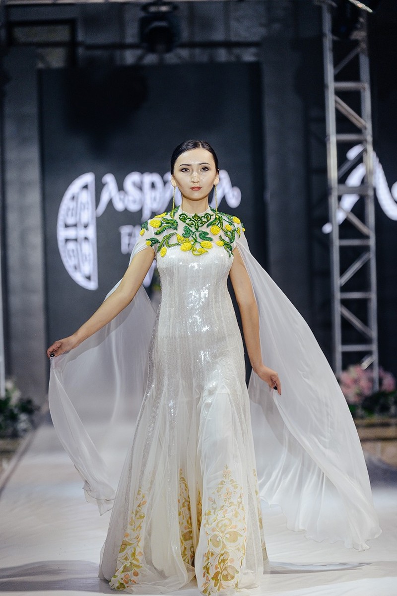 Түрік порно секс Ұлы анасымен және оның досымен секс