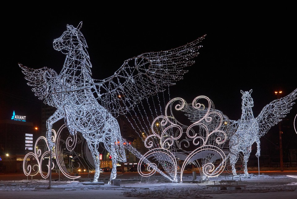 Пегасы на площади у Центрального рынка.