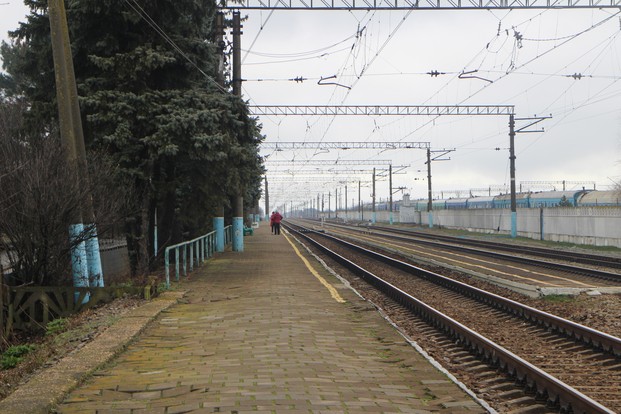 На Пролетной непривычный для полустанков перрон.