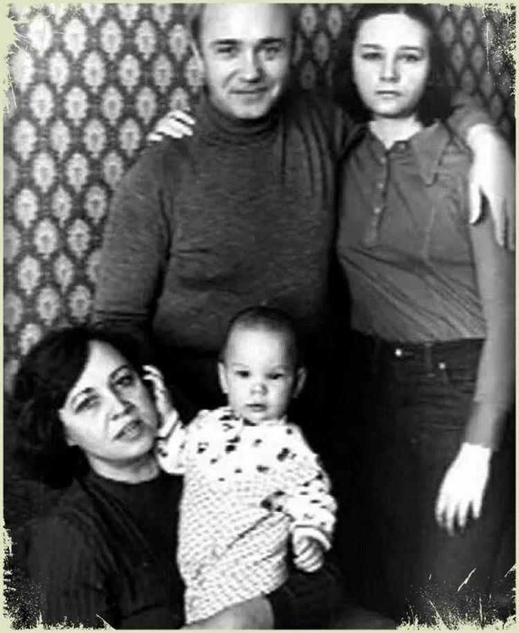 Леонид Куравлев с женой и детьми. Фото: кадр из док. фильма «Леонид Куравлев. Это я удачно зашел!»