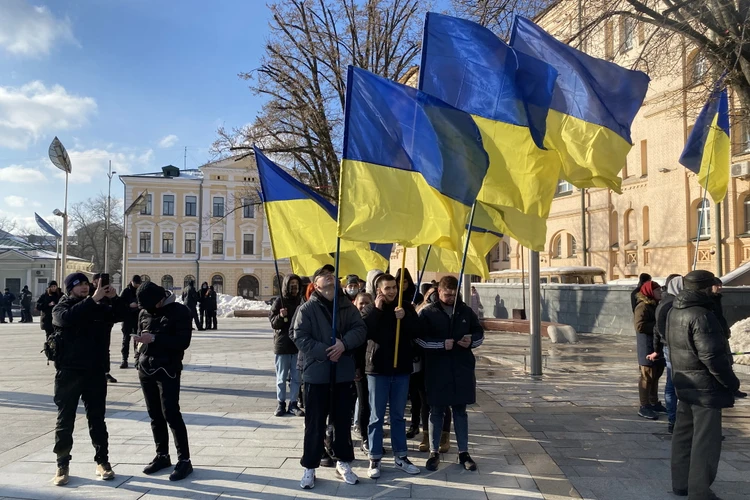 Үш транссексуал ер адаммен жыныстық қатынасқа түседі Кончают в барлық саңылаулар Русское порно