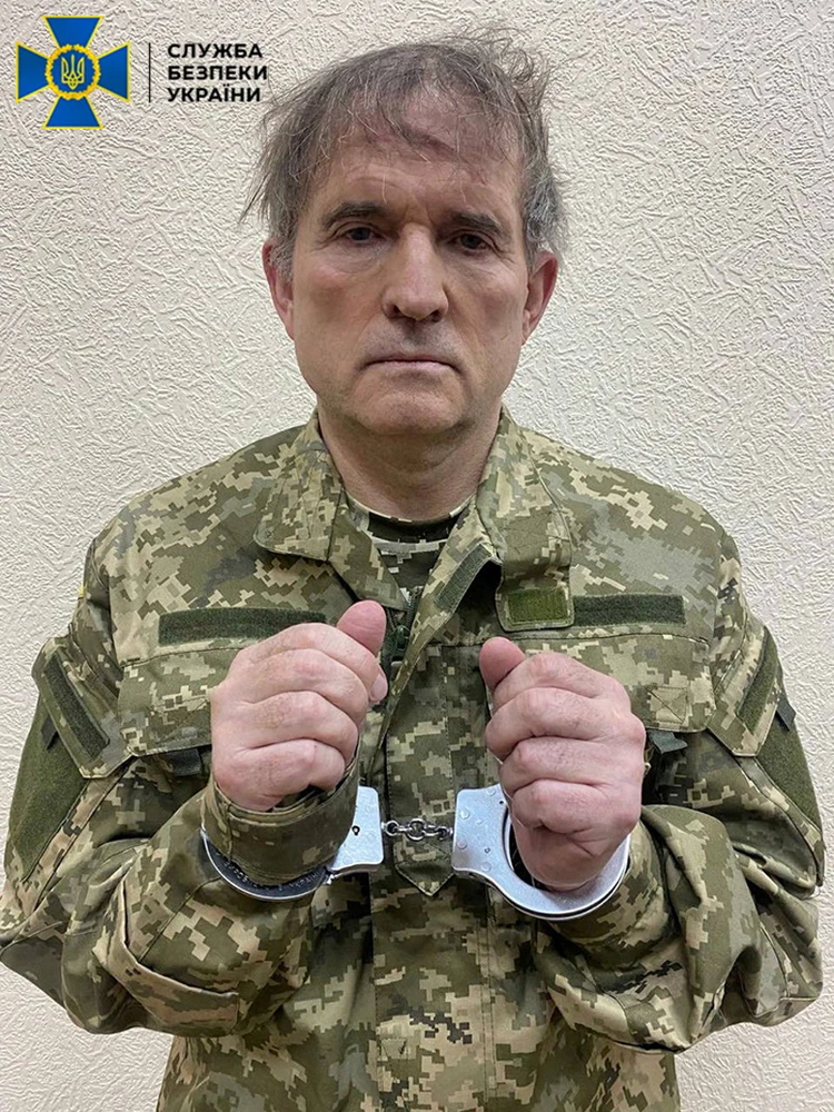 Медведчук одет в военную форму, но форма-то эта не какая-то левая, а самая что ни на есть украинская. И шеврон на плече в цветах флага Украины