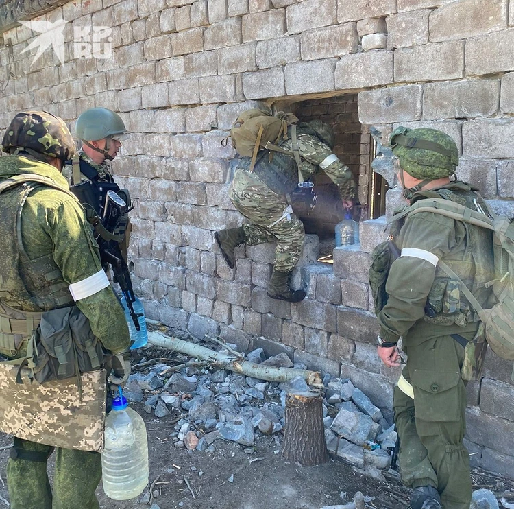 Отряд батальона ДНР "Восток" проникает на территорию "Азовстали".