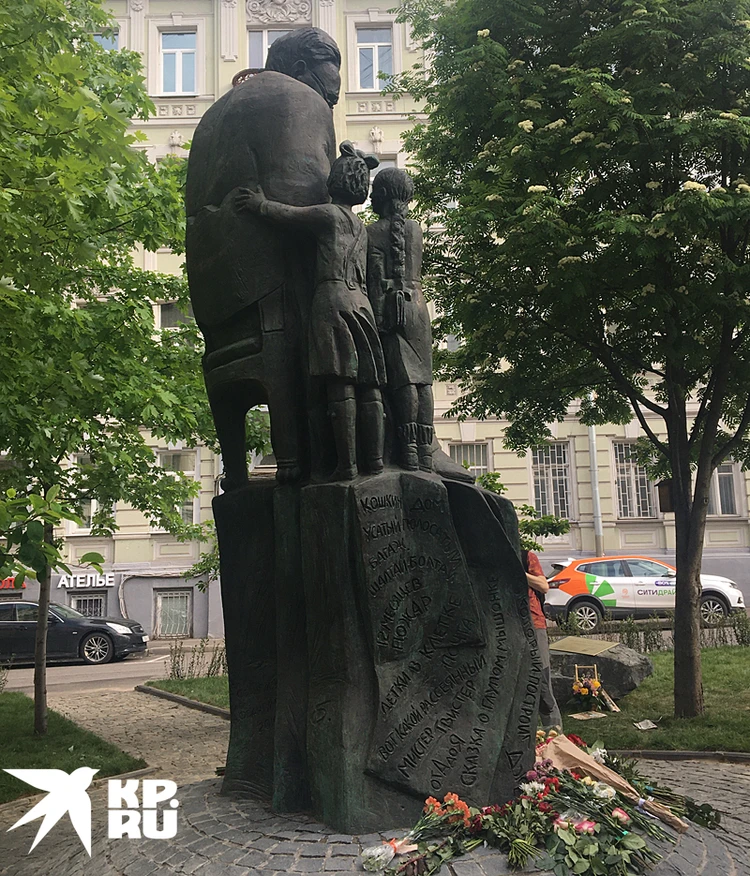 Маршак предстал восседающим не на скамейке, а на кресле с львиными лапами