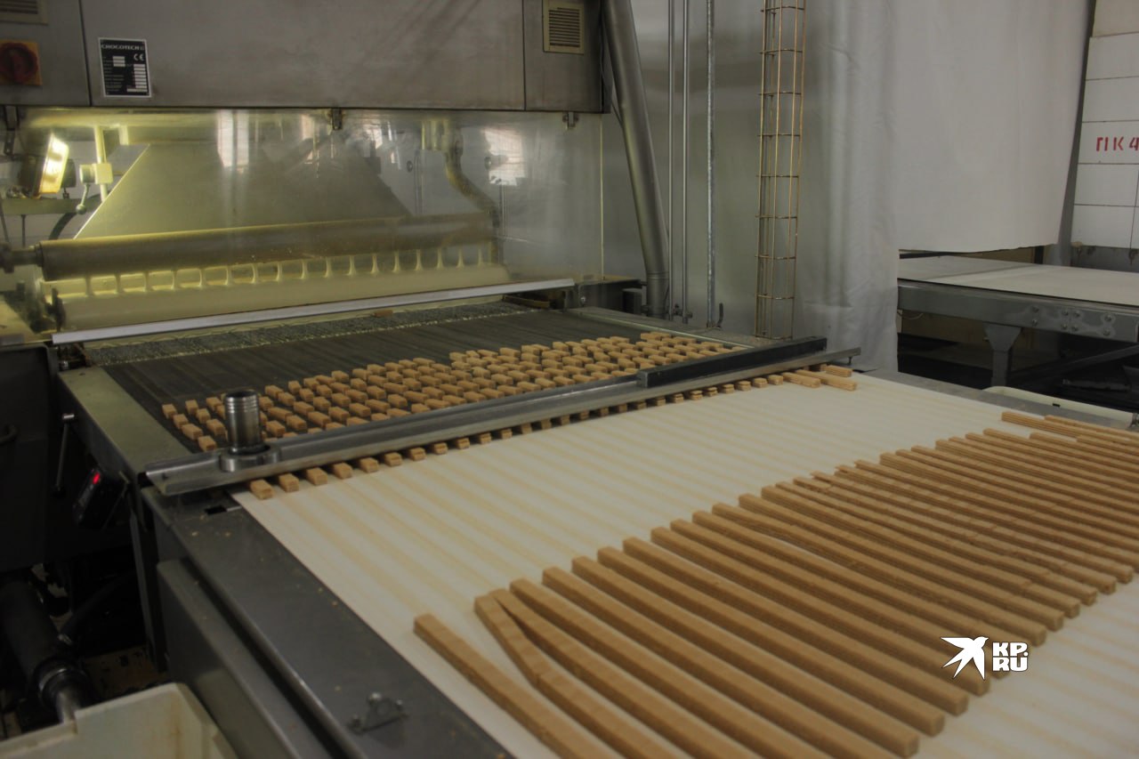 Вафельные конфеты до того, как их покроют белой глазурью.