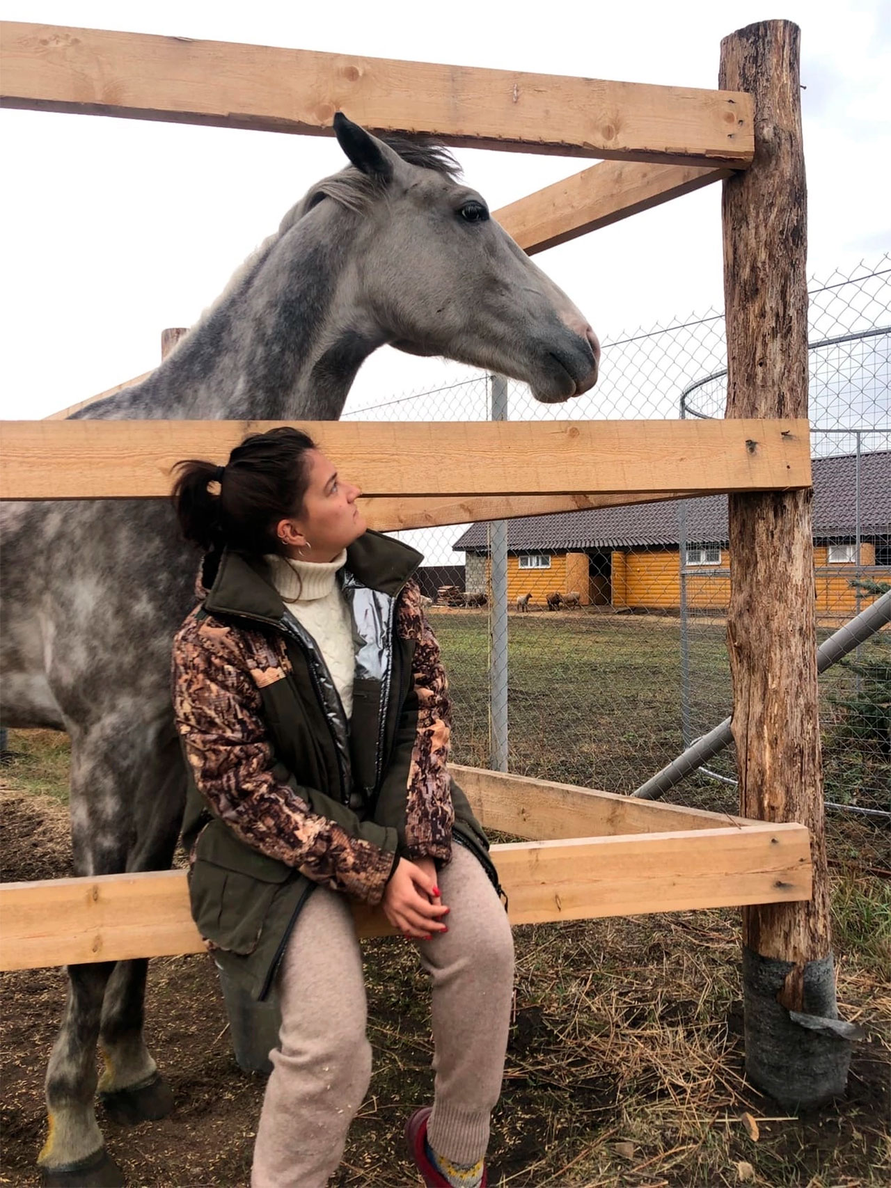 С самого утра до вечера проводила время на конюшне. Фото из личного архива Алины Хвалевой