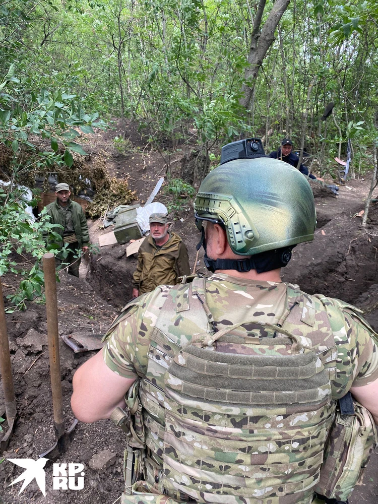 Initially, on our trip, Alexander Sergeevich had two tasks: to assess how the battalion soldiers feel on the front line and to discuss the humanitarian mission with people whom the Vostok fighters are going to take out of the combat zone.