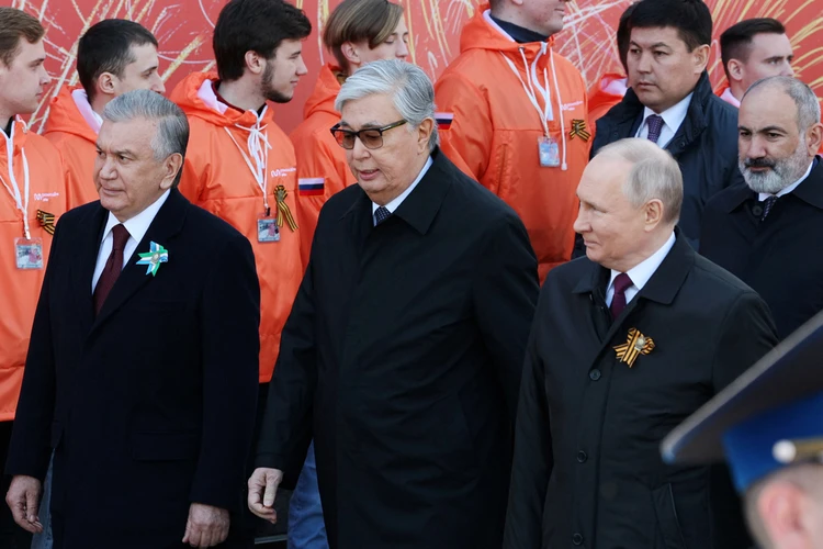 Вместе с Владимиром Путиным на трибунах находились лидеры стран СНГ