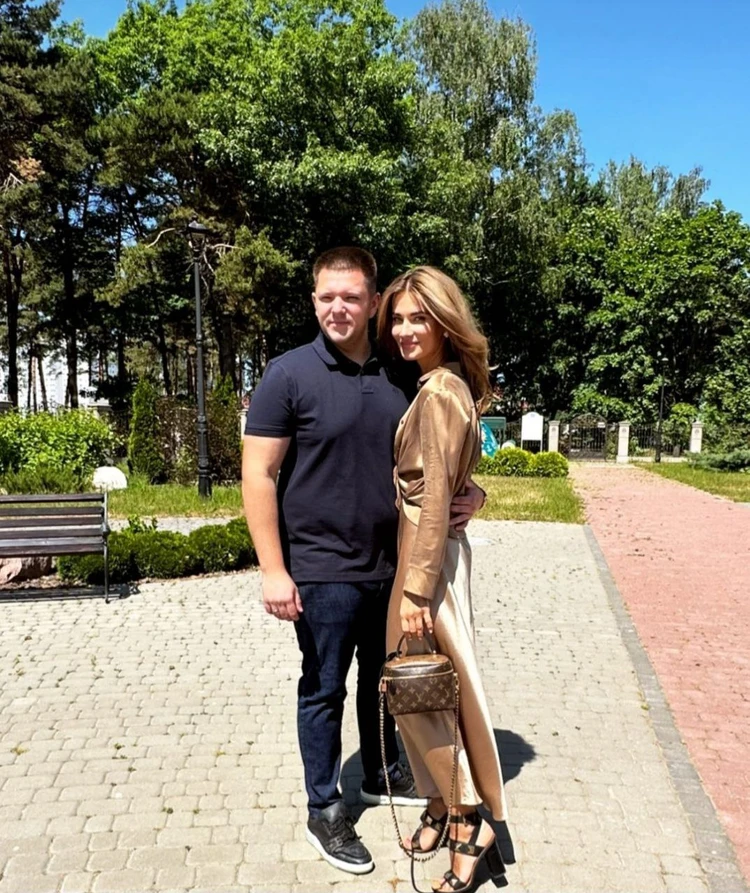 Bir yigit meni kiraverishda jinsiy aloqa qilishga undadi. Onlayn tomosha qiling.