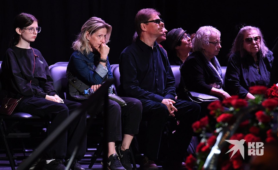 Лия Ахеджакова рыдала у гроба, церемония закончилась аплодисментами: в ...