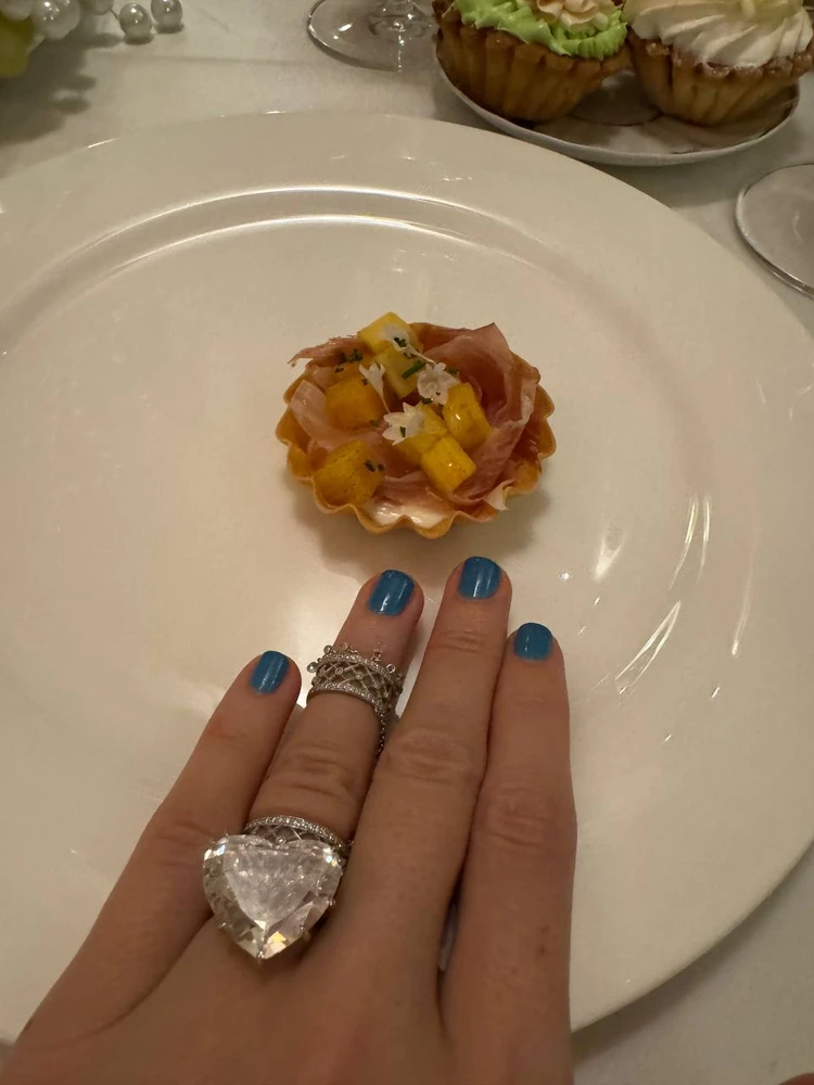 Бриллиант в 42 карата на пальце Ксении стоит почти миллиард рублей. Фото: соцсети.