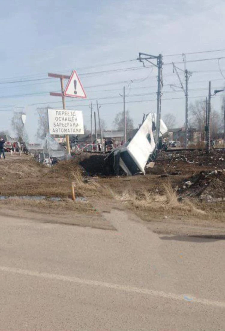 Поезд снес автобус в Ярославской области 1 апреля 2024 г: причины ДТП, фото  и видео - KP.RU