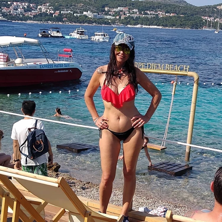 Орыс балапанның үшеуі Жалаңаш жезөкшелердің үлкен кеуделері