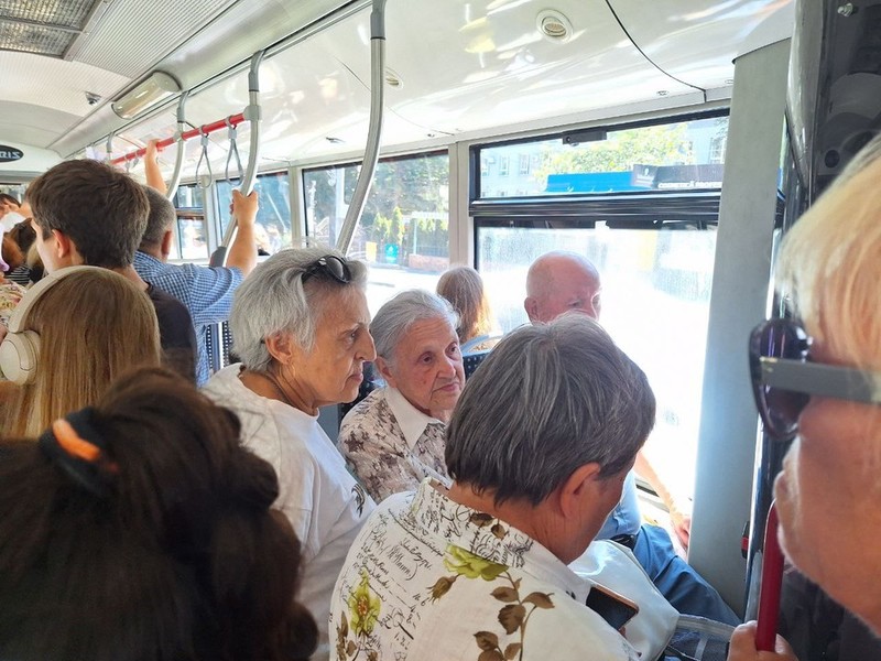 Пенсионерки вели оживленный диалог в переполненном троллейбусе.
