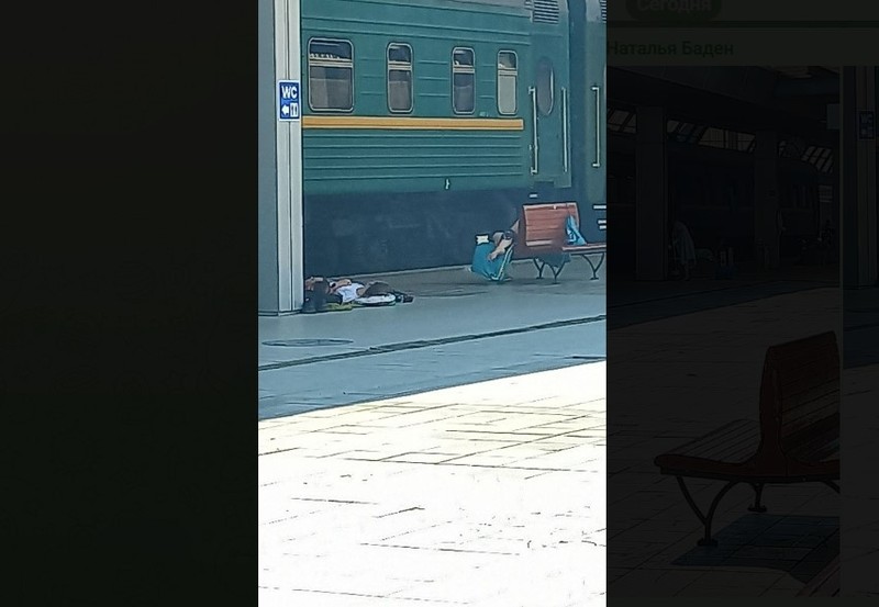 После себя пассажиры оставили много мусора.