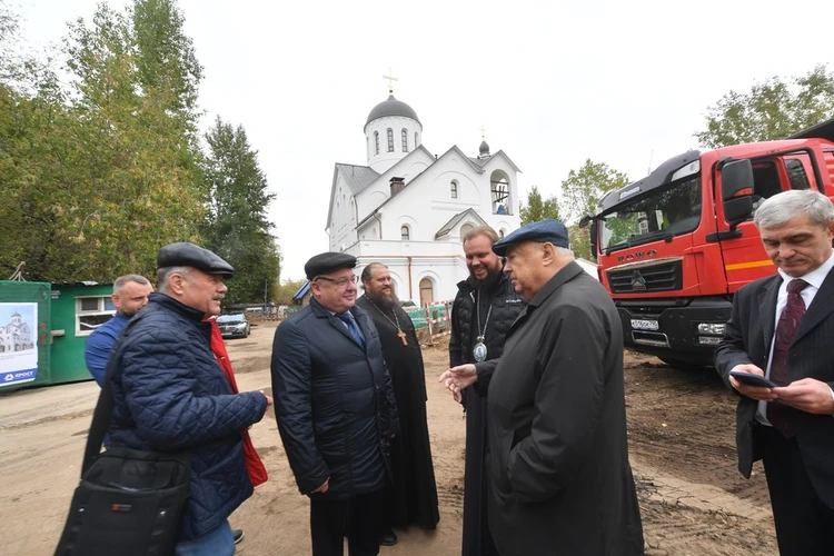 Слева направо на фото: журналист Александр Гамов, глава концерна КРОСТ Алексей Добашин, иерей Сергий Масленников, глава Финансово-хозяйственного управления РПЦ митрополит Наро-Фоминский Никандр (Пилишин) и депутат Государственной Думы Владимир Ресин.