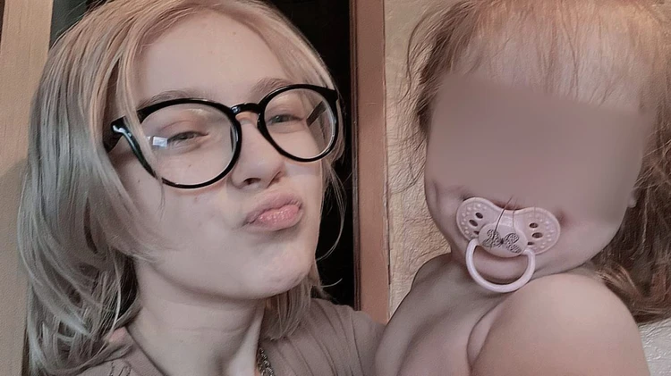 Любит девчонку.