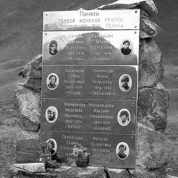 Менің аяғым оргазмнан босатады Іш киімдегі супер әйелдер еркектерді жұлқылайды