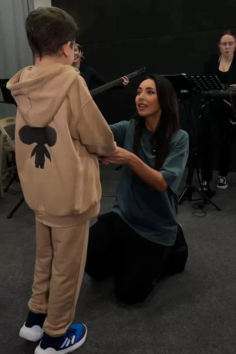 Певица Алсу показала подросшего сына и довела поклонников до слез: "Сердце сжимается, пальчики тоненькие" - KP.RU