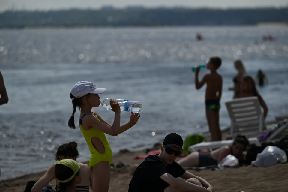 Летом важно пить достаточно воды.