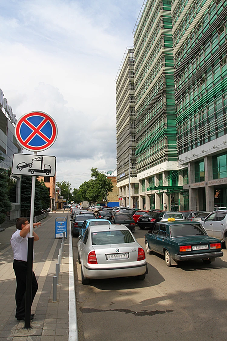 Знаки «Остановка запрещена» на дорогах Краснодара - для красоты - KP.RU