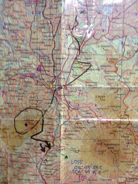 Траектория полета самолета. Он облетел гору, а потом круто изменил курс и начал резкое снижение в районе черных стрелок