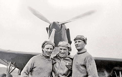 Экипаж после прибытия в Америку на фоне своего самолета.