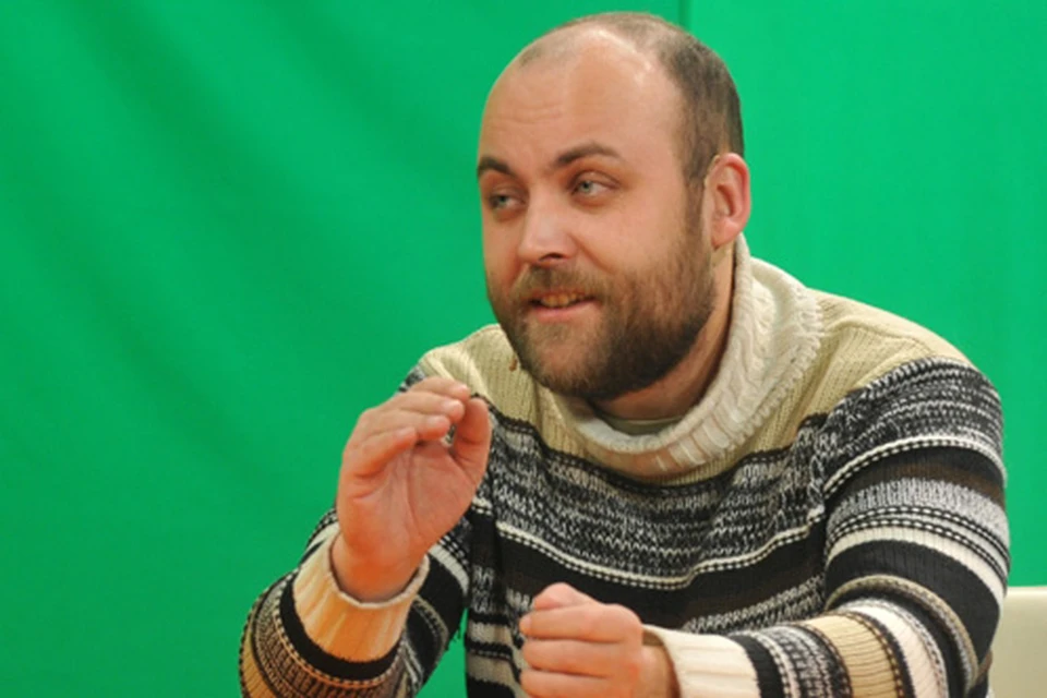 Координатор движения "Синие ведерки" Петр Шкуматов сегодня оказался в роли радиоведущего на радио КП