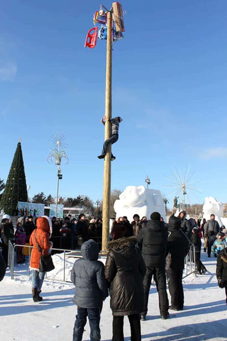 Замерзшая площадь, вертепы и майские столбы - KP.RU