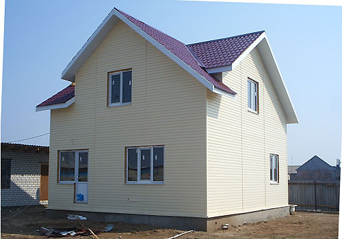 Trhy, domy, pavilony a neobvyklý kovaný nábytek, to vše jsou produkty závodu Kamyshin Metalworks Plant.
