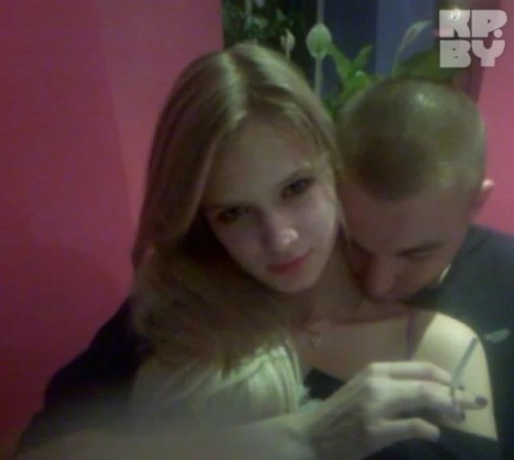 Фотосуреттегі юбка астында трусиктер көрінеді.