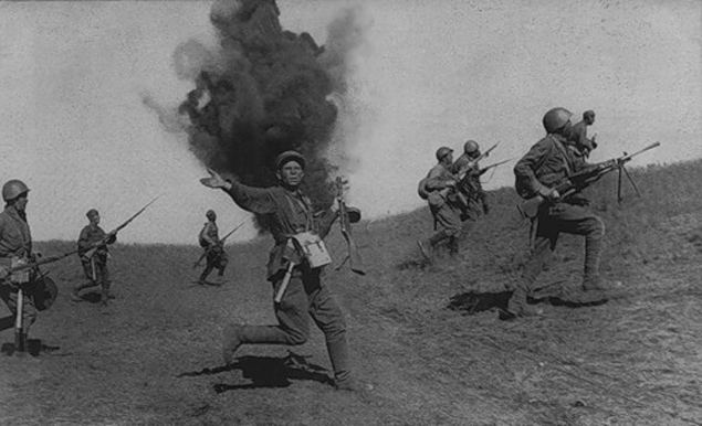 Красноармейцы в бою на подступах к Сталинграду.