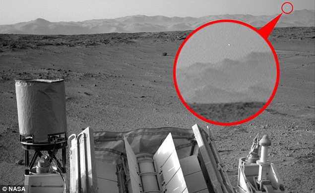 Фото с Марса: возможно, светящийся объект, попавший в кадр камеры робота "Любопытство", шаровая молния.